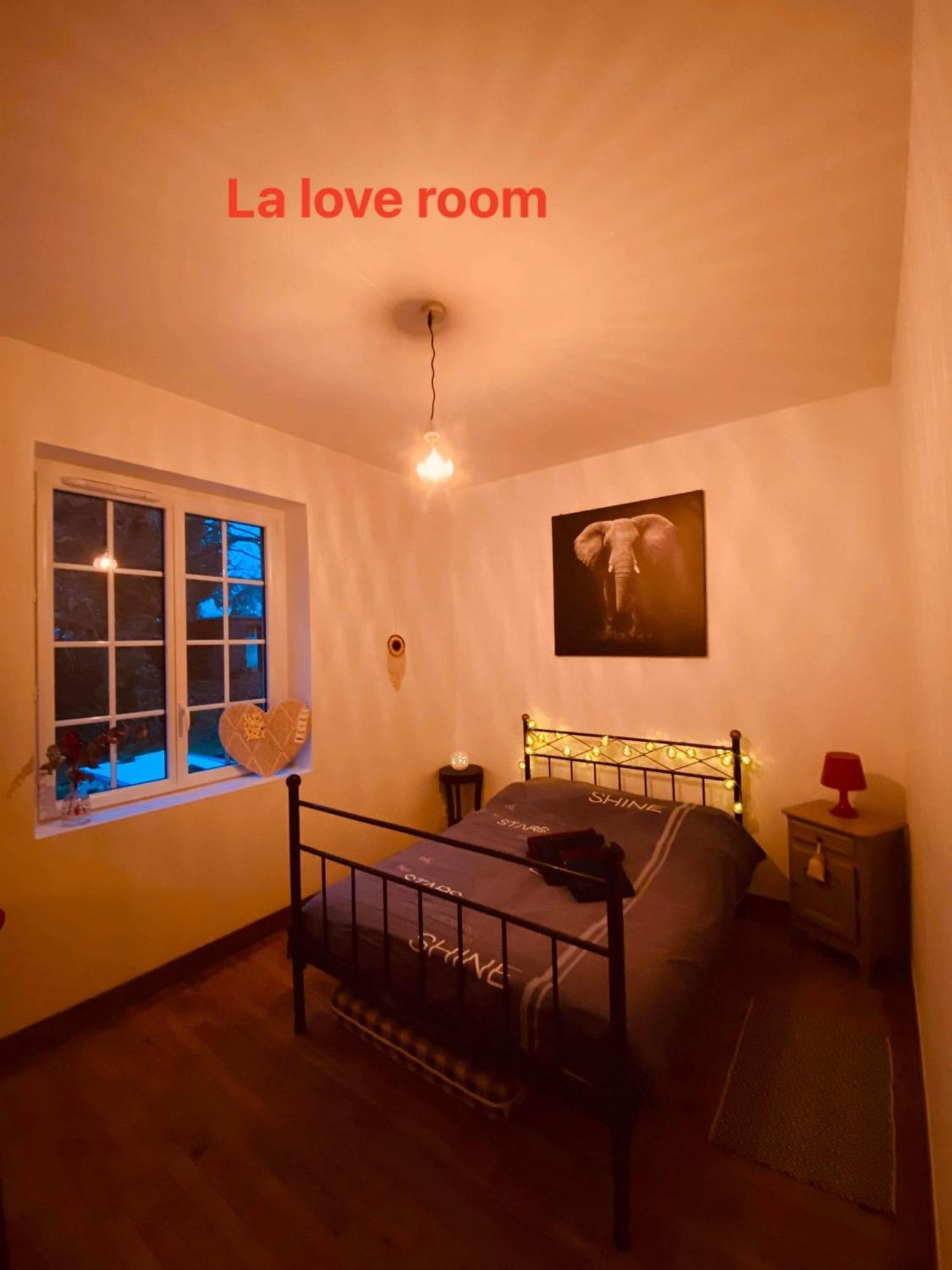 Chambre Hotes Montpinchon Exteriör bild